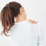 足腰が原因の場合もある肩コリを治すためには
